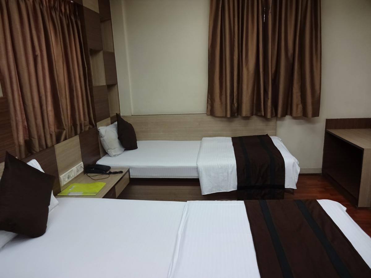 The Elegance Hotel Kolkata