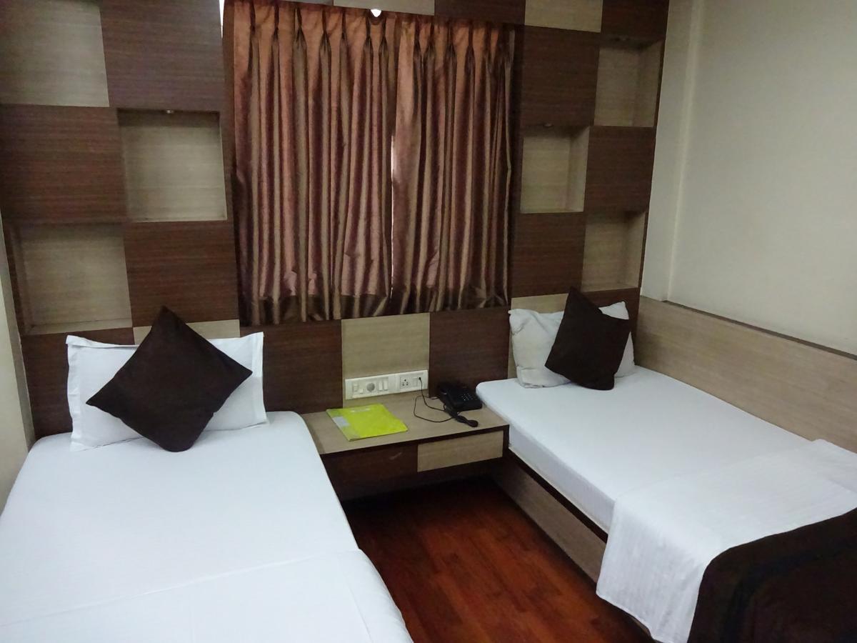 The Elegance Hotel Kolkata